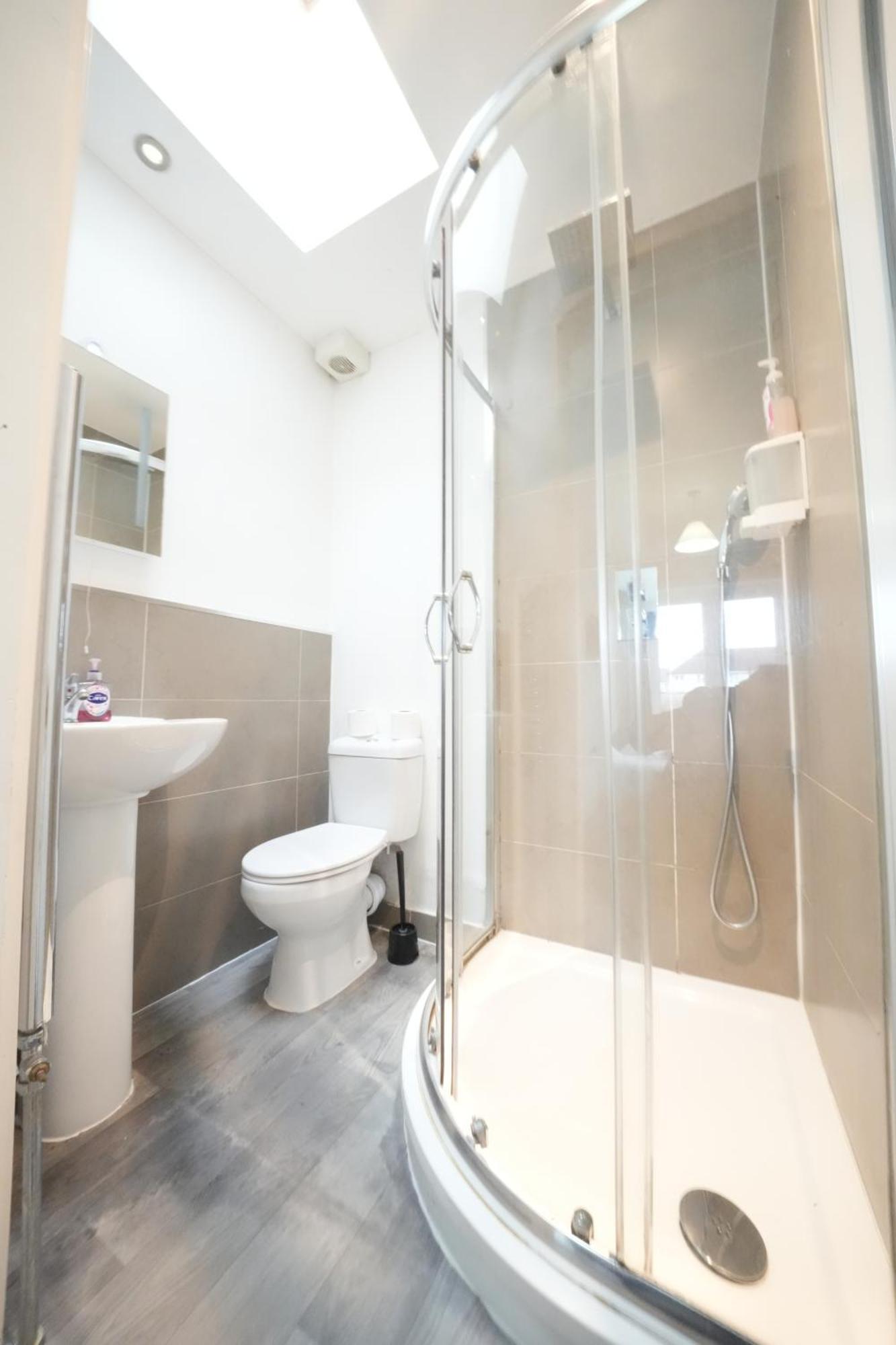 The Great Airport Place-Private Bedrooms With Private Bathroom-1 Bus To Heathrow Airport-5 Minutes By Car- Helpful Advice From Our Team Harmondsworth Exterior foto